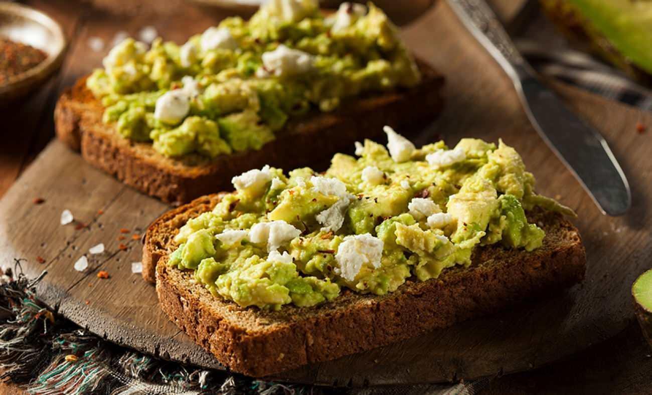 Diyet yapanlar i&ccedil;in sahurda tok tutan Avokadolu ekmek &uuml;st&uuml; tarifi