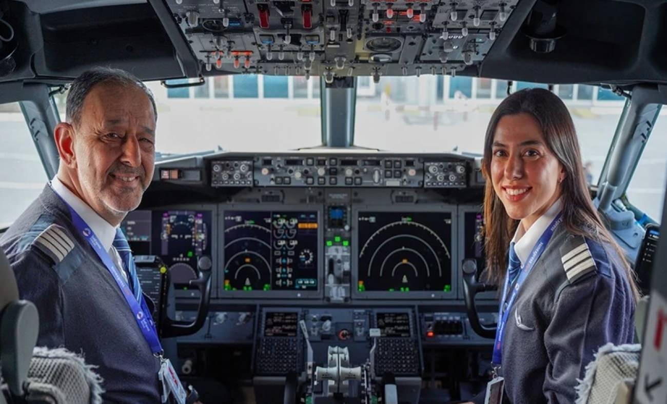 G&ouml;ky&uuml;z&uuml;nde duygusal anlar: 45 yıllık pilot son u&ccedil;uşunu kızıyla birlikte yaptı! 