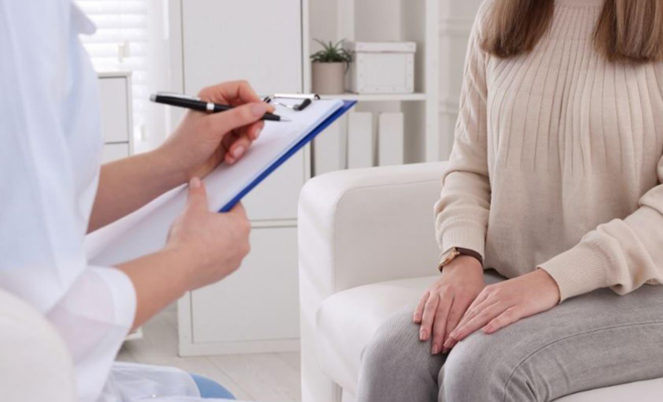 Kadın sağlığının g&ouml;r&uuml;nmez d&uuml;şmanı: Şişkinlik ve duygu dalgalanmalarını hafife almayın!