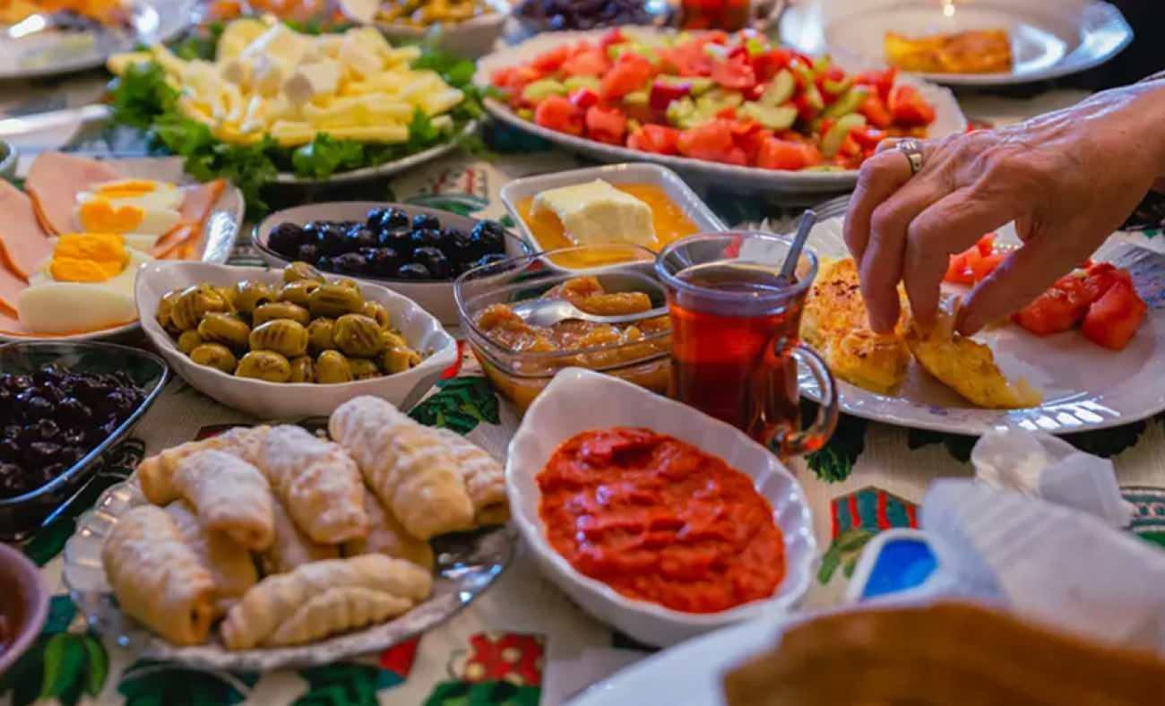 Midenizi bayram ettirirken yormayın: Bayramda sindirim sistemini bozan 5 b&uuml;y&uuml;k hata!