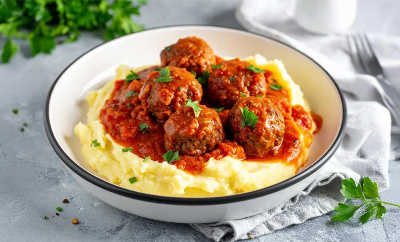 Kalabalık sofralar i&ccedil;in: Patates p&uuml;resi yatağında soslu k&ouml;fte tarifi