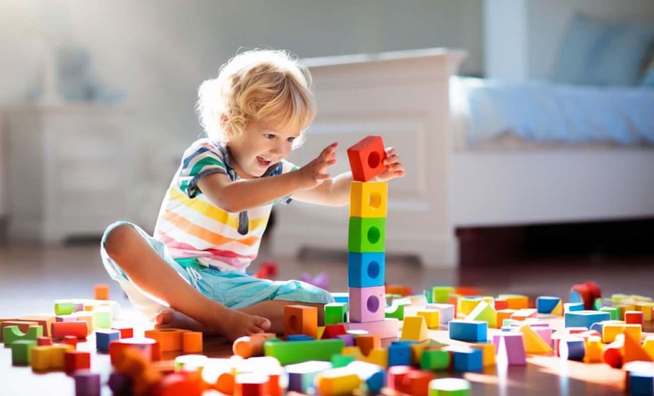 Yeni nesli ebeveynlikte yeni adım: Az oyuncak &ccedil;ok oyun trendi hızla yayılıyor!