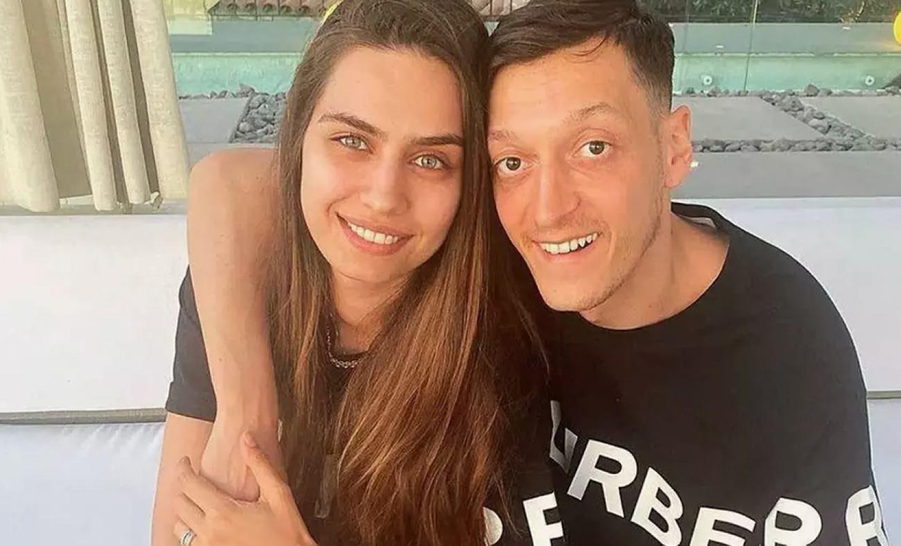 Amine G&uuml;lşe ve Mesut &Ouml;zil'in bebekleri d&uuml;nyaya geldi! Bebeklerine verdikleri isim şaşırttı