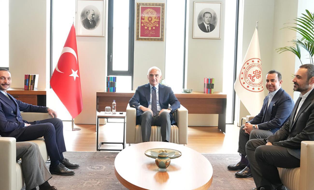 İsrail tehdit etmişti! &Uuml;nl&uuml; oyuncu G&ouml;rkem Sevindik Bakan Ersoy ile bir araya geldi