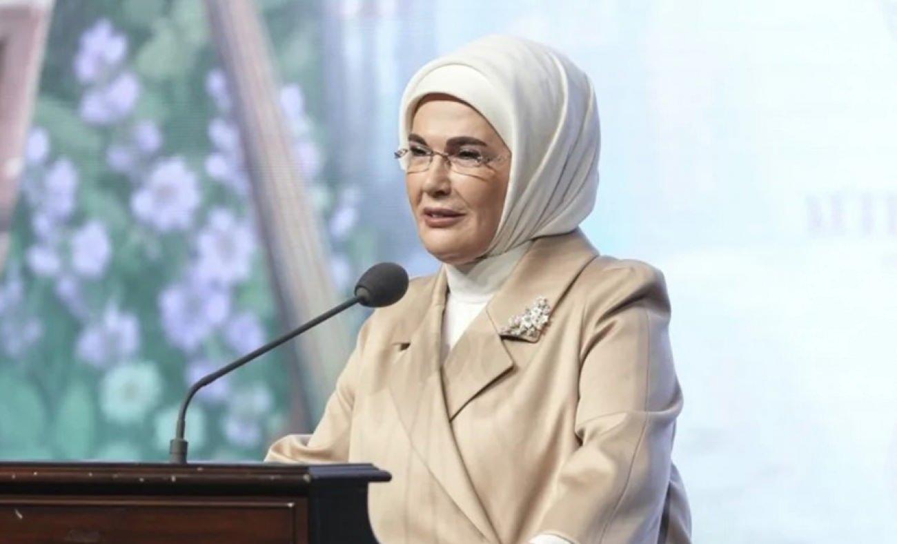 Emine Erdoğan'dan D&uuml;nya Ebeler G&uuml;n&uuml;'ne ilişkin paylaşım