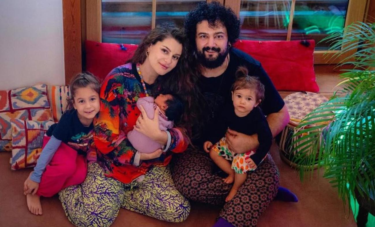 &Uuml;nl&uuml; şarkıcı Atiye'den m&uuml;jdeli haber geldi! 3 kız &ccedil;ocuk sonrası duyurdu