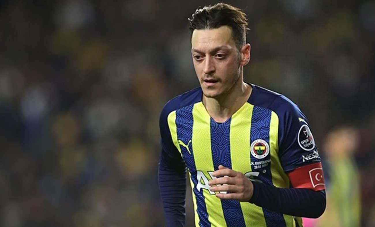 Mesut &Ouml;zil'den aile pozu! Eşi ve &ccedil;ocuklarını paylaştı