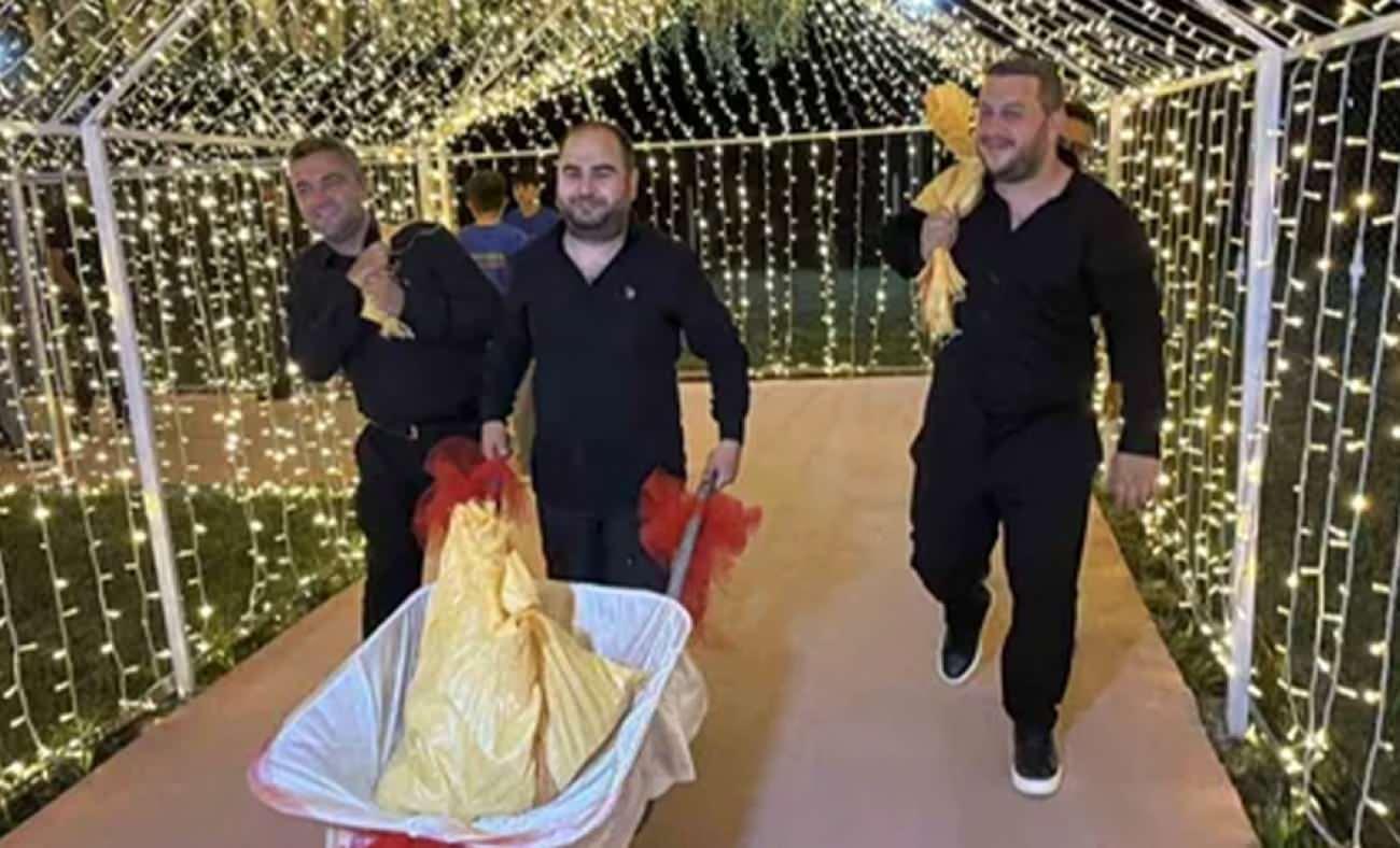 Tokat'ta sıra dışı d&uuml;ğ&uuml;n! Takı merasimine el arabasıyla geldiler
