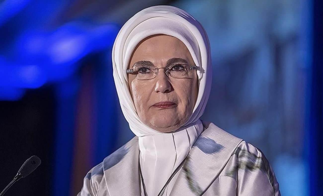 Emine Erdoğan, İzmit K&ouml;rfezi'ndeki temizlik &ccedil;alışmalarında emeği ge&ccedil;enleri tebrik etti