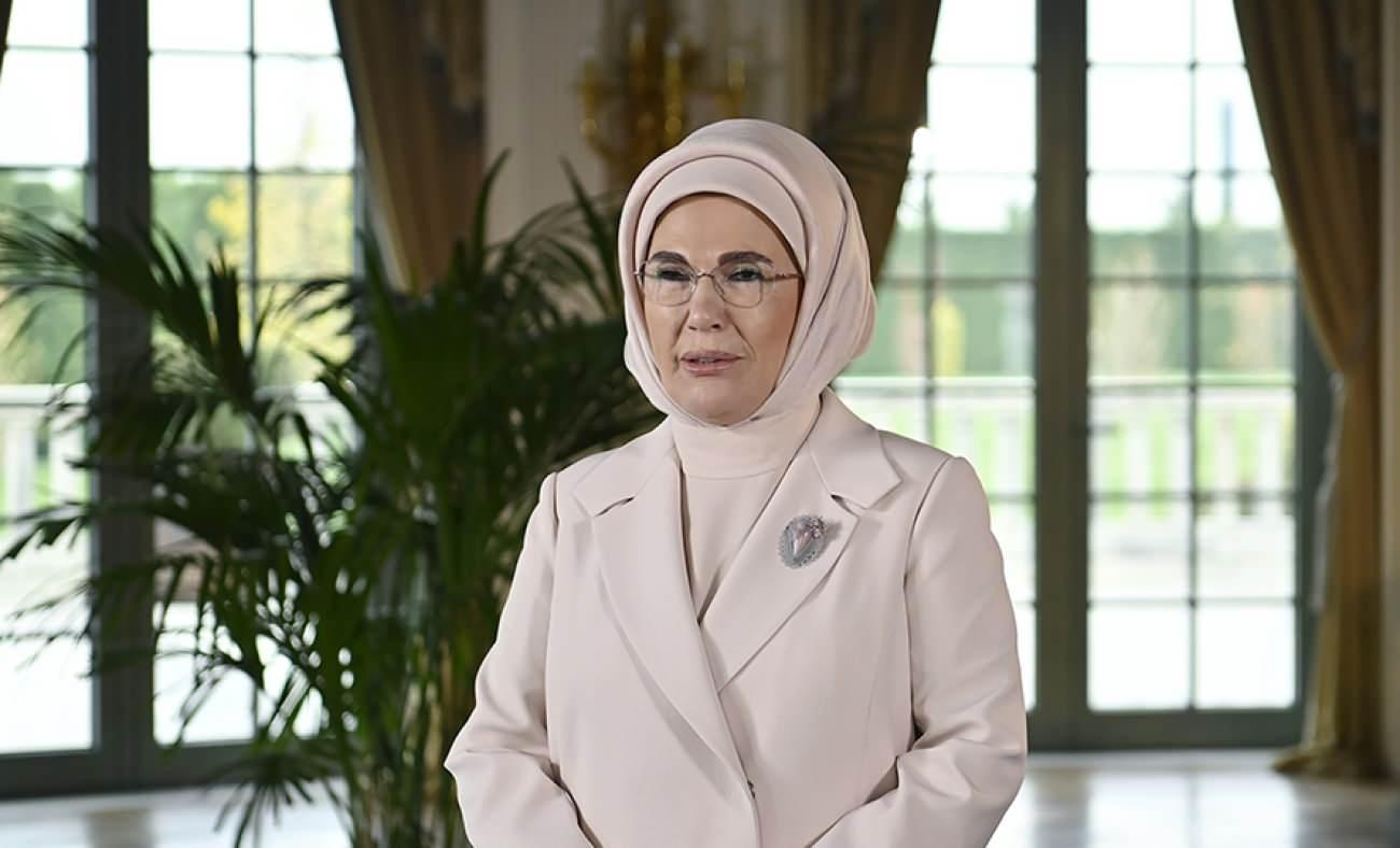 Emine Erdoğan'dan karne alan &ouml;ğrencilere tebrik