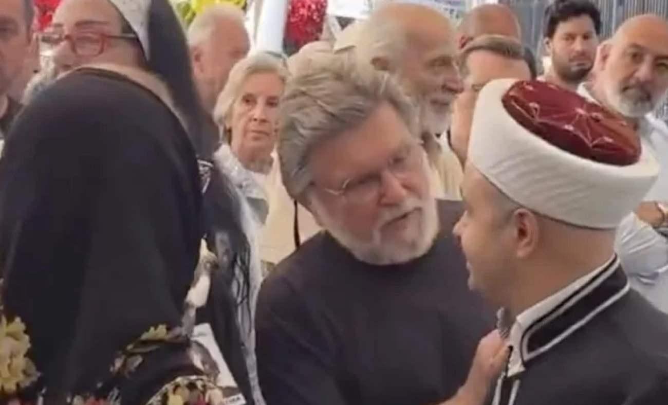 &Uuml;nl&uuml; modacının cenazesinde saf tutma krizi: Kadınlar ısrar etti imam izin vermedi!