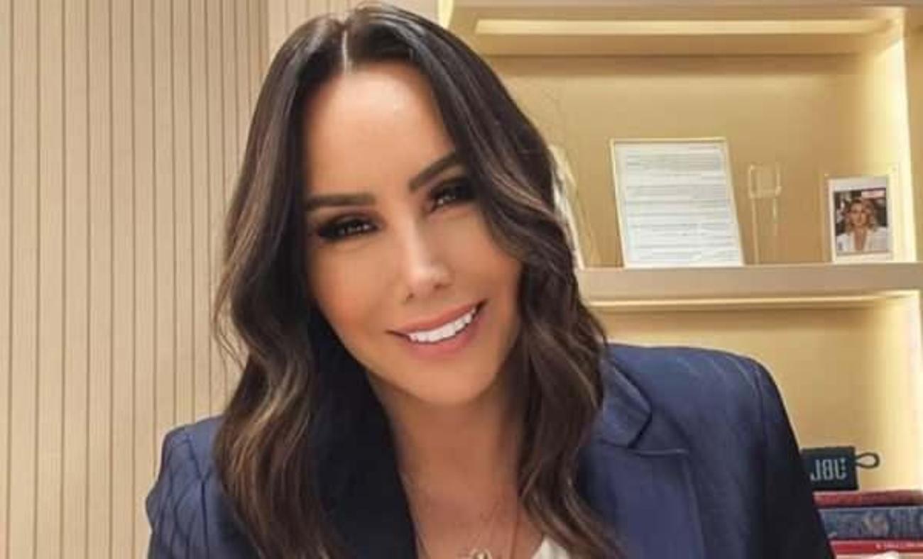 Asena l&uuml;ks otomobiliyle g&ouml;r&uuml;nt&uuml;lendi! ''Hamdolsun, eşim aldı'