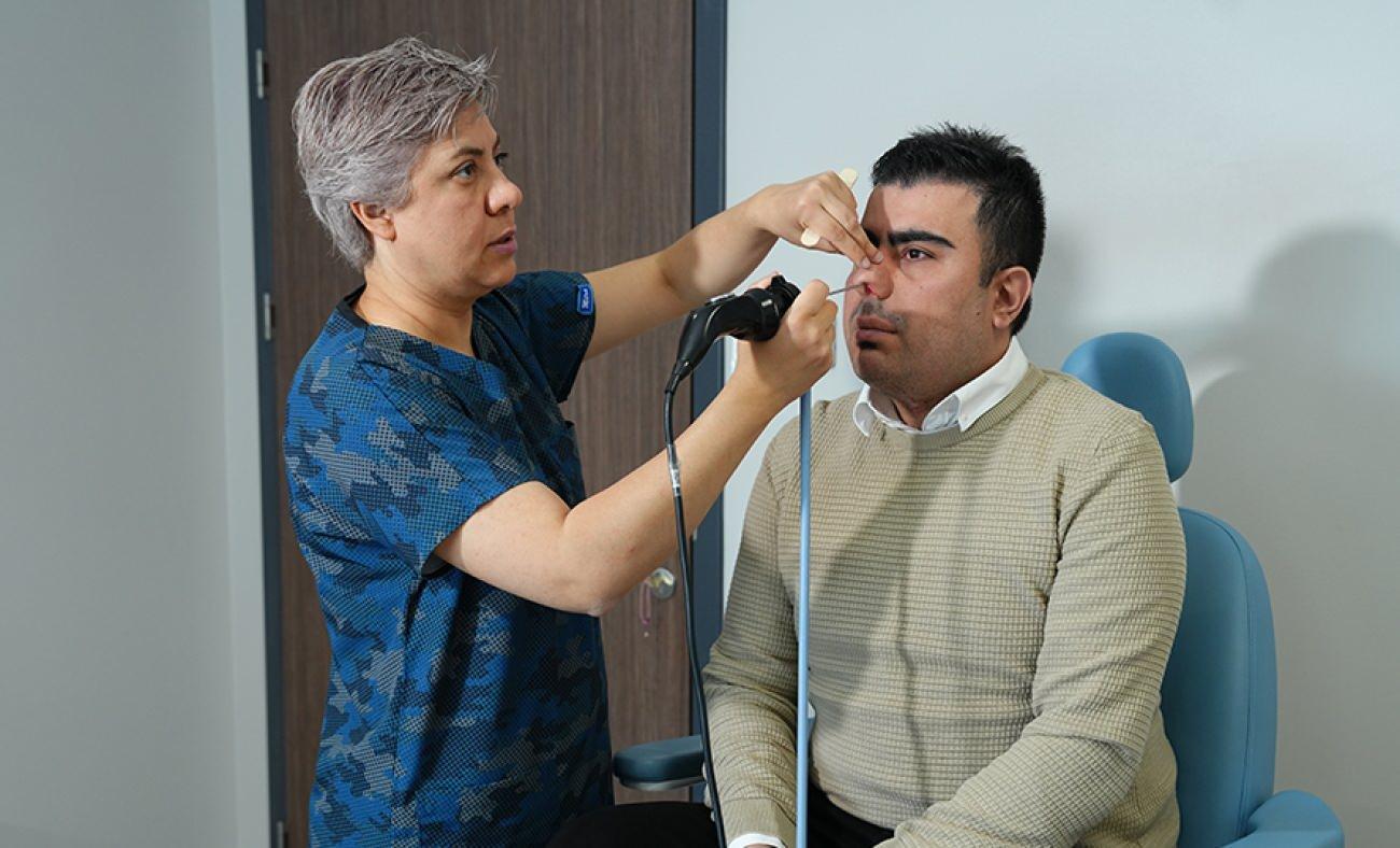 Boğazındaki nadir t&uuml;m&ouml;r nefesini kesti! İki ameliyatla hayata tutundu