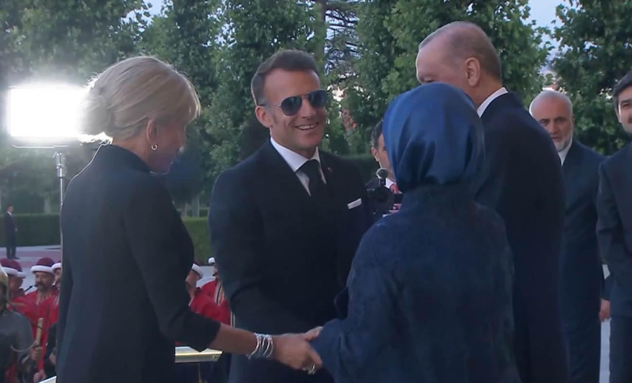 Emine Erdoğan Macron'un elini &ouml;pmesine izin vermedi