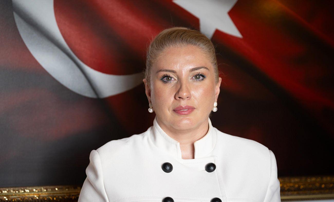 15 Temmuz'da babasını ve eşini şehit veren Bilge G&uuml;rs'ten gen&ccedil;lere anlamlı &ccedil;ağrı