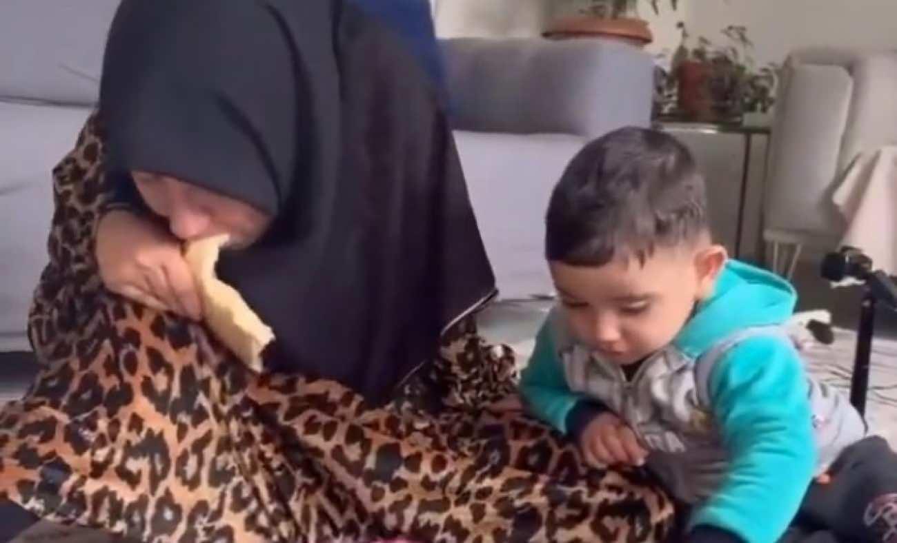 Engelli annenin evladına sevgisi y&uuml;rekleri ısıttı! Ekmeği ağzıyla ufalayıp &ccedil;ocuğuna yedirdi