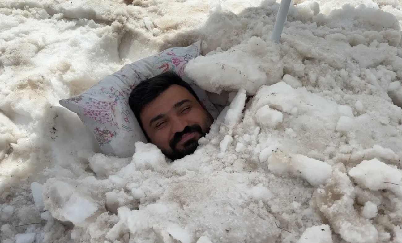 Erzincan'da 40 derece sıcaktan bunaldı: Serinlemek i&ccedil;in kendisini kara g&ouml;md&uuml;!