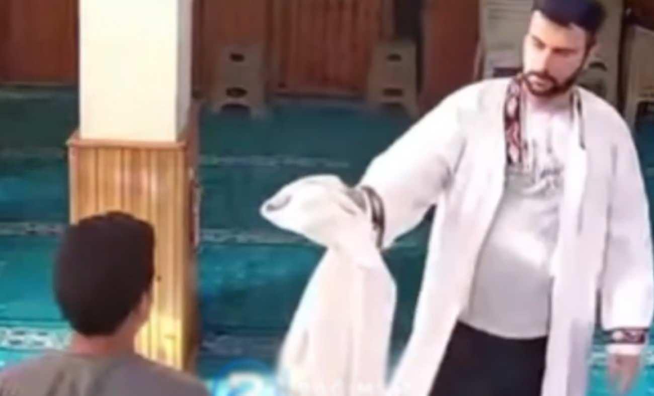 Şortla camiye gelen gence imamdan &ouml;rnek davranış! Takdir topladı