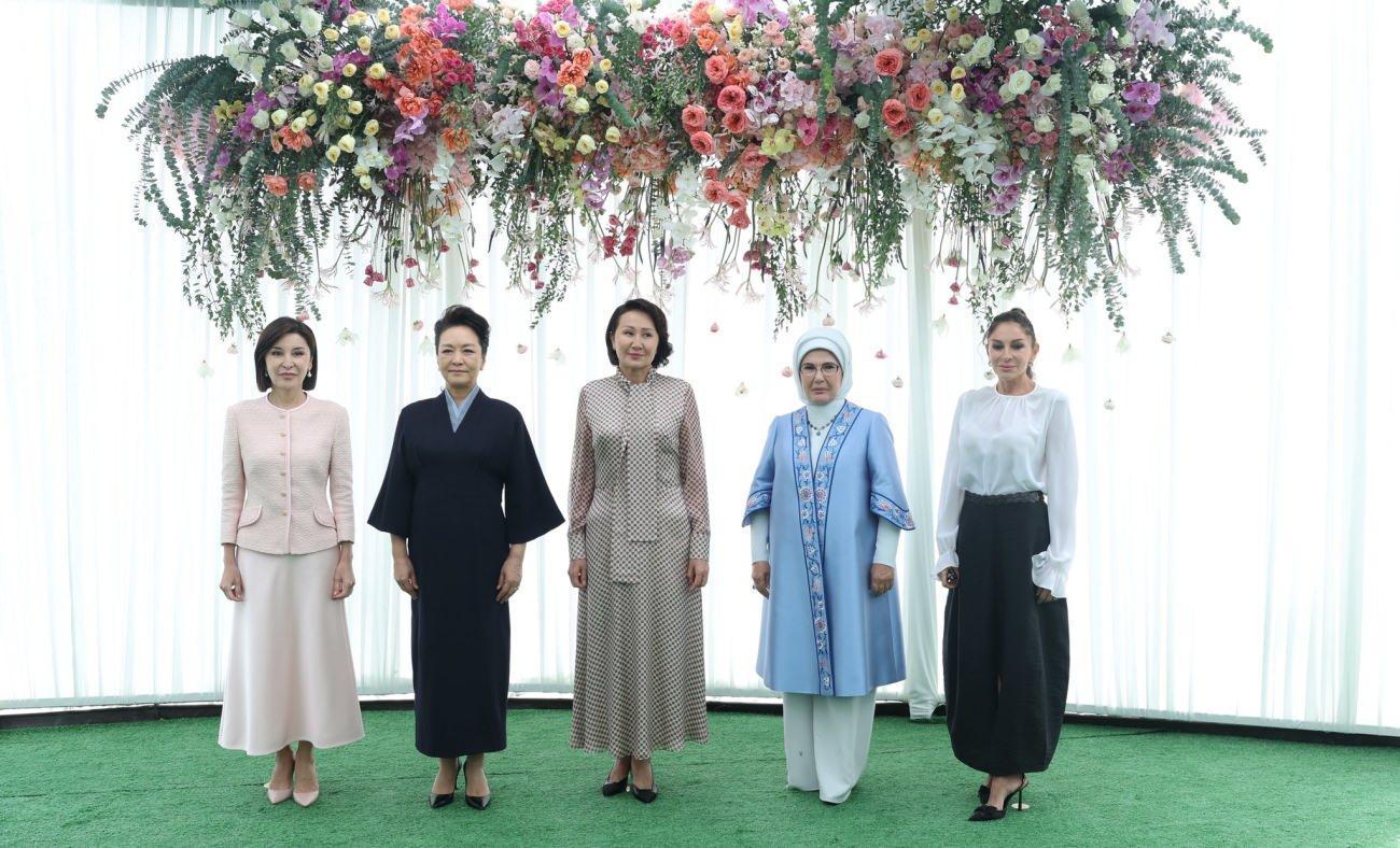 Emine Erdoğan, Kırgızistan'da lider eşleriyle buluştu
