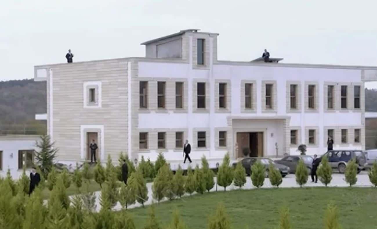 Kurtlar Vadisi'nin efsane malikanesi satışa &ccedil;ıktı! Fiyatı dudak u&ccedil;uklattı