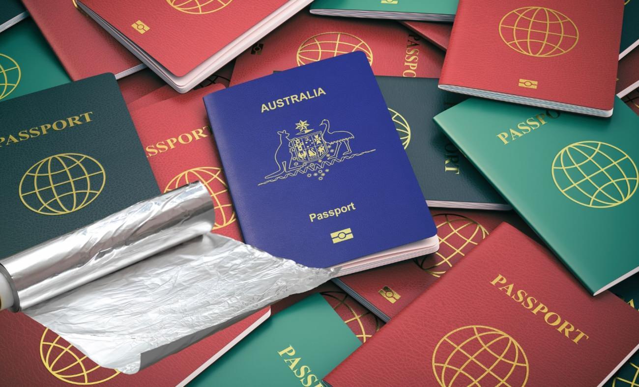 Pasaportu al&uuml;minyum folyoya sarıyorlar! Nedeni şaşkına &ccedil;evirdi