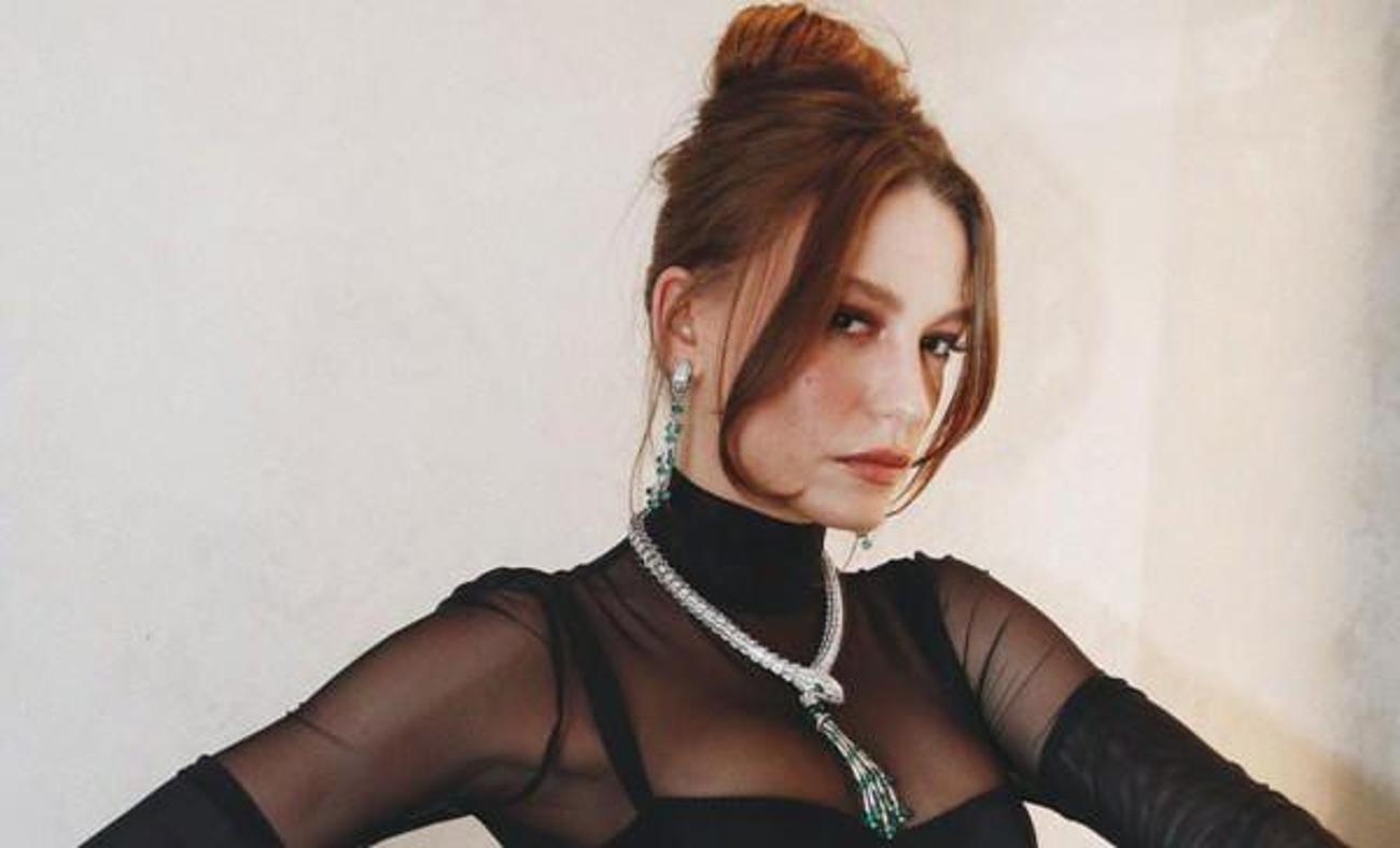 Serenay Sarıkaya'dan olay y&uuml;r&uuml;y&uuml;ş! Podyumdaki hallerine beğeni yağdı
