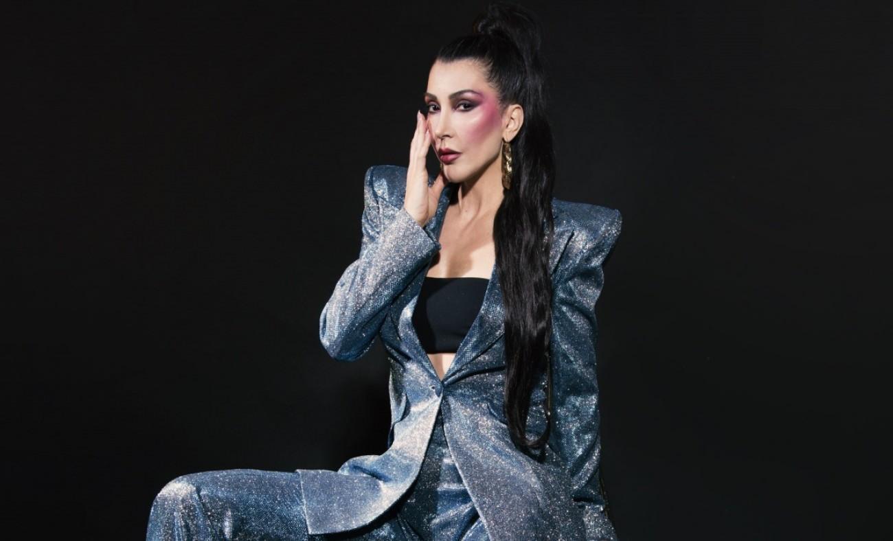 Hande Yener sekt&ouml;r değiştirdi! Kasanın başında durup m&uuml;şterilerle ilgilendi