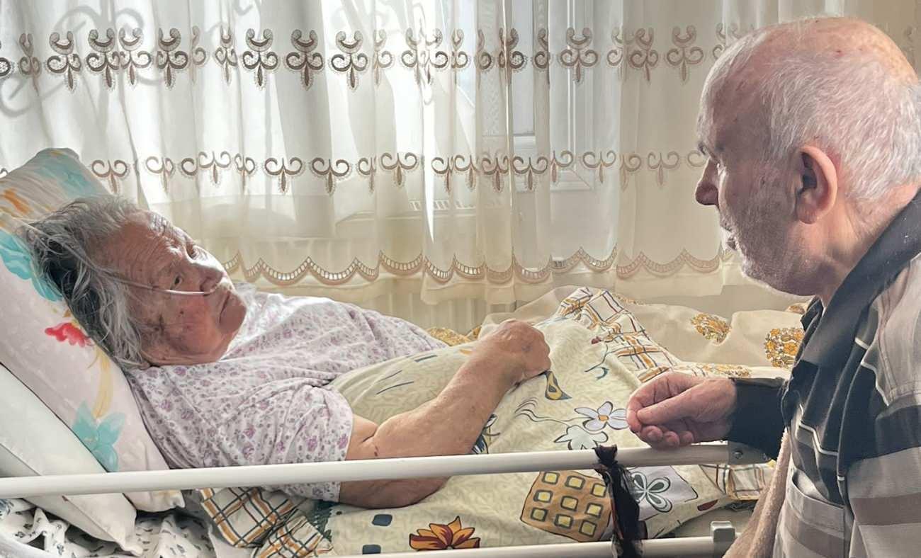 68 yıllık eşini g&ouml;r&uuml;nce hastalığını unuttu ayağa kalkıp sarıldı: O anlar y&uuml;rekleri ısıttı