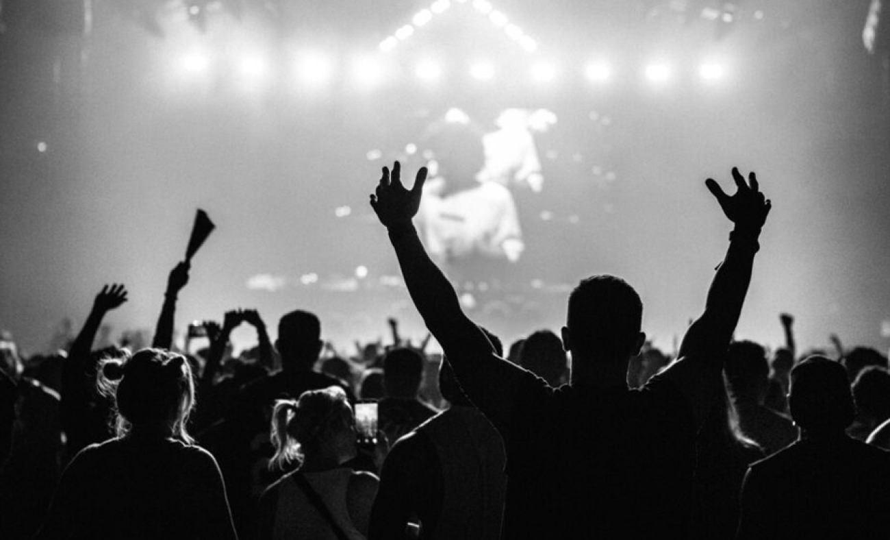 Şişli&rsquo;deki konserde şoke eden &ouml;l&uuml;m!  3 kişi fenalaştı, 1 kişi hayatını kaybetti