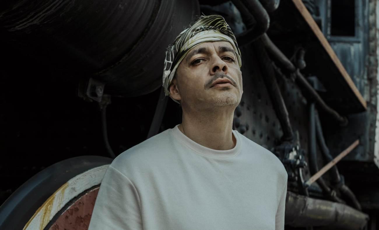 Rap&ccedil;i Ceza konserinde k&uuml;plere bindi! Şam posteri a&ccedil;an hayranına tepki g&ouml;sterdi