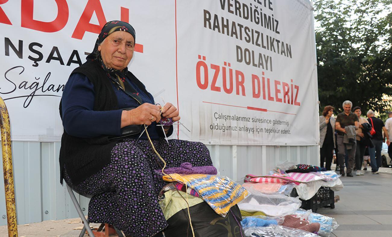 Boyu uzun diye okula g&ouml;nderilmedi! 75 yaşında ge&ccedil;imini el işiyle sağlıyor