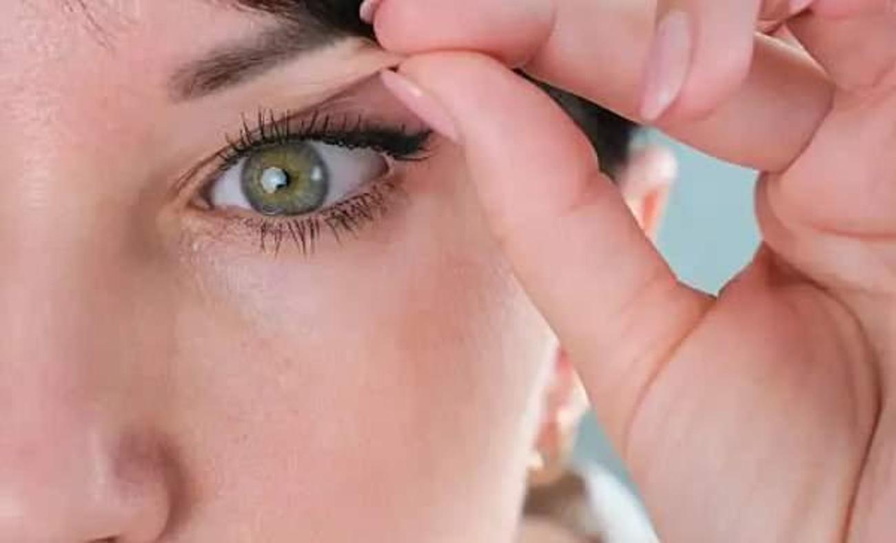 G&ouml;rmeyi engelliyor yaş ilerledik&ccedil;e risk artıyor! G&ouml;z kapağı sarkmasına ilişkin &ouml;nemli uyarı