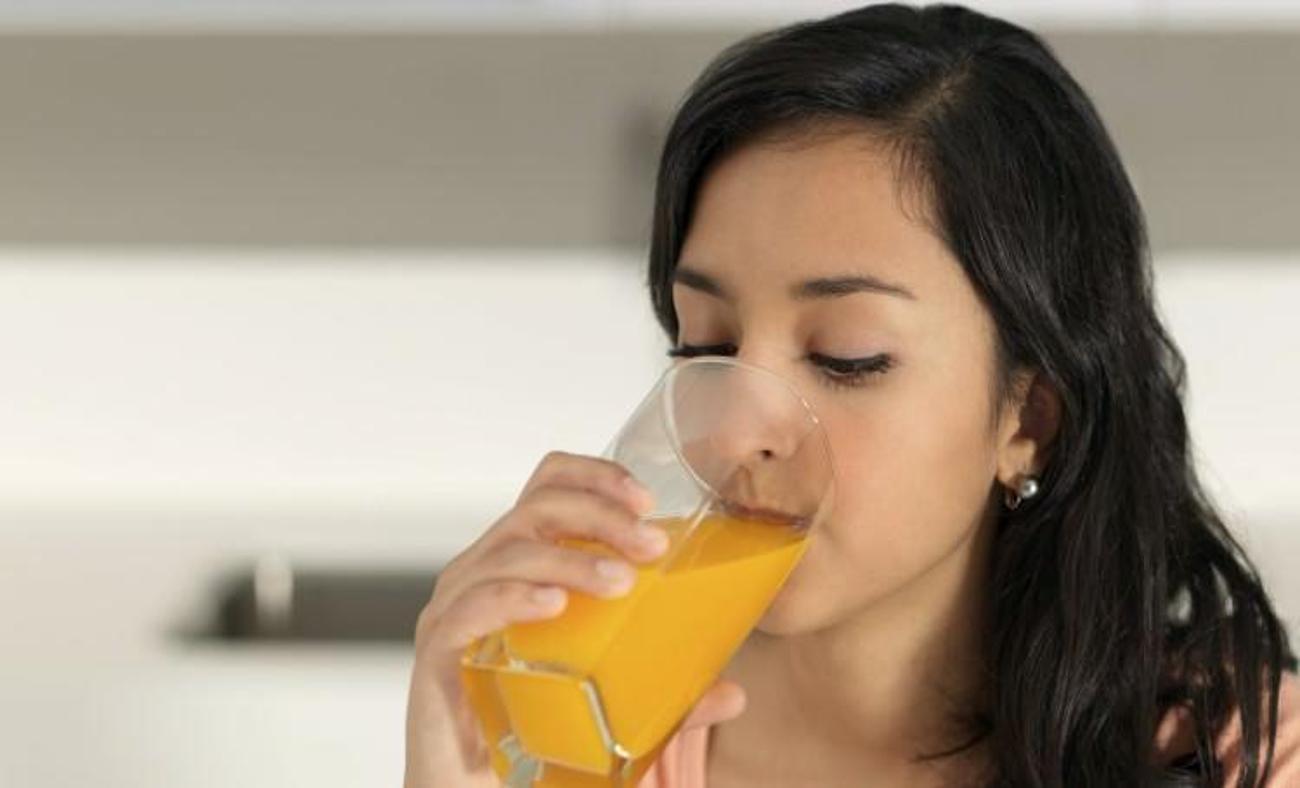 Пьет сок написать. Девушка пьет сок. Девушка пьет апельсиновый сок. Пить сок. Человек пьет сок.
