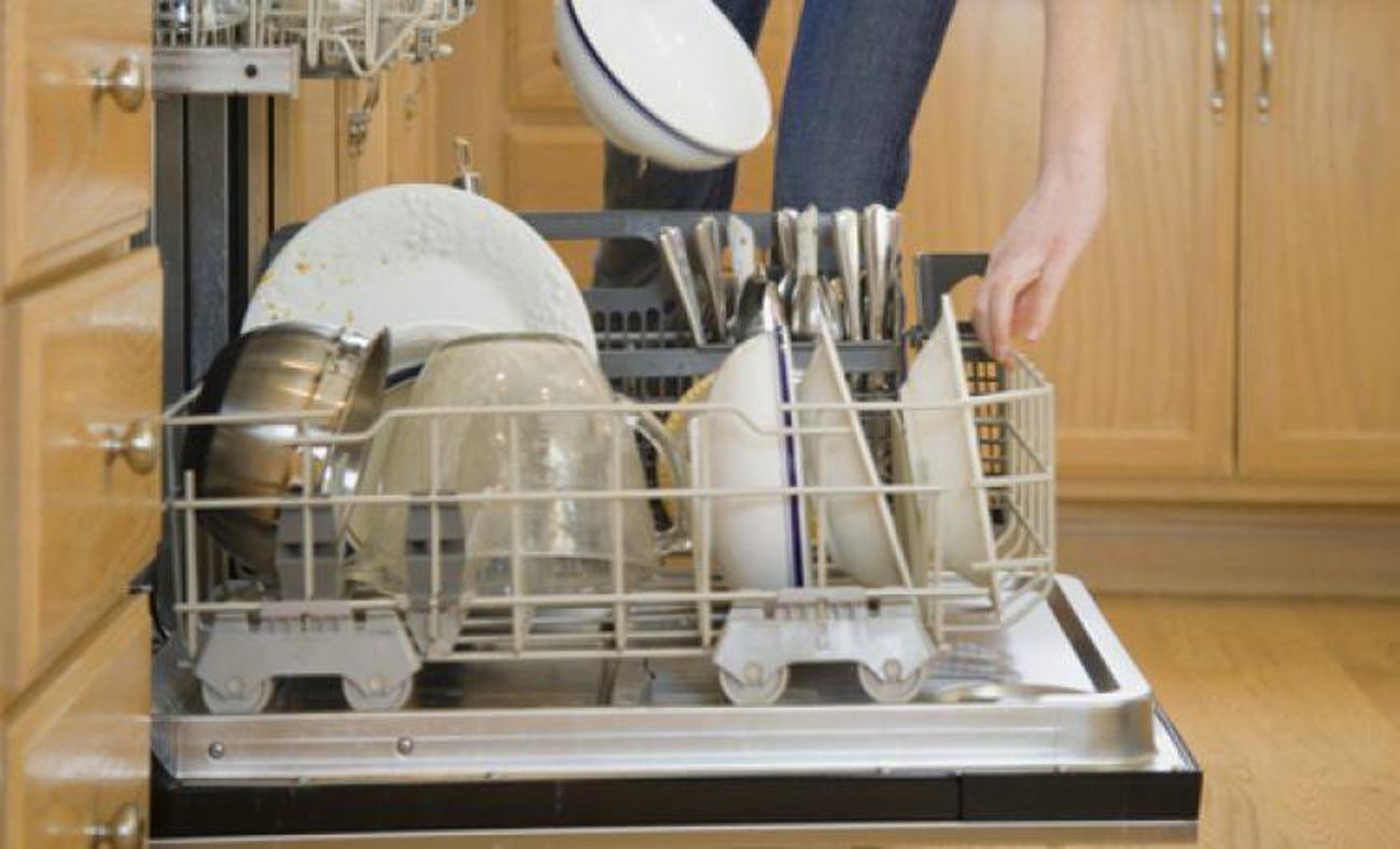 Посудомойка плохо отмывает. Посуда в посудомойке. Посудомоечная машина экономит воду. Металлические миски из посудомойки. Испорченная посудомойкой посуда.