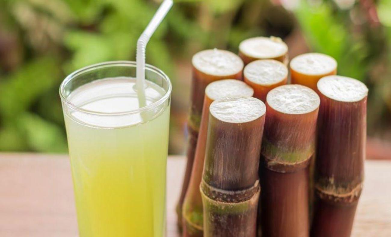 Сок сахарного тростника. Сахарный тростник в Индии напиток. Сок из сахарного тростника в Индии. Тростниковый сок. Сок из сахарного тростника.