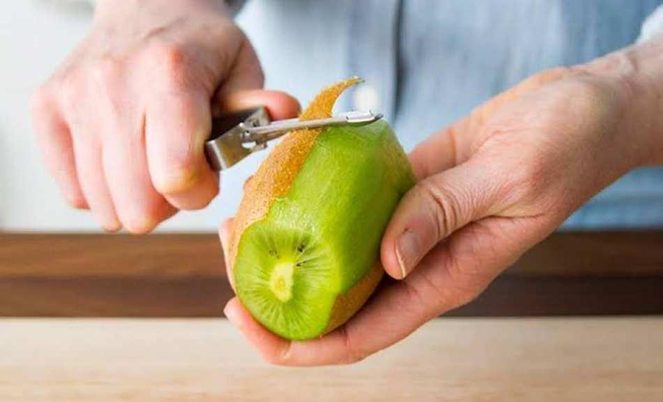 Для лучшего хранения яблоки протирают. Кожура фруктов. Кожура яблока. Чистка фруктов. Очищение от кожицы овощей.
