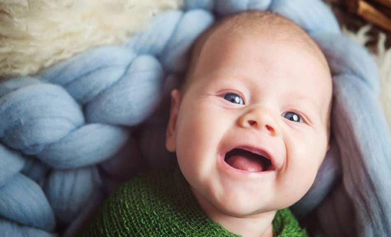 Первая улыбка ребенка. Малыш улыбается. Улыбка новорожденных. Комплекс оживления у младенца. Новорожденный малыш улыбается.