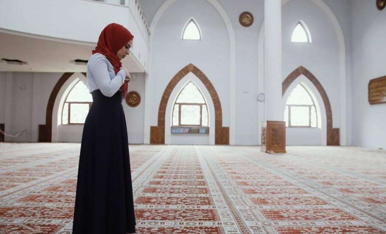 Делают намаз во время месячных. Намаз. Намаз фото. Девушка молится в мечети. Девушка в намазе в мечети.