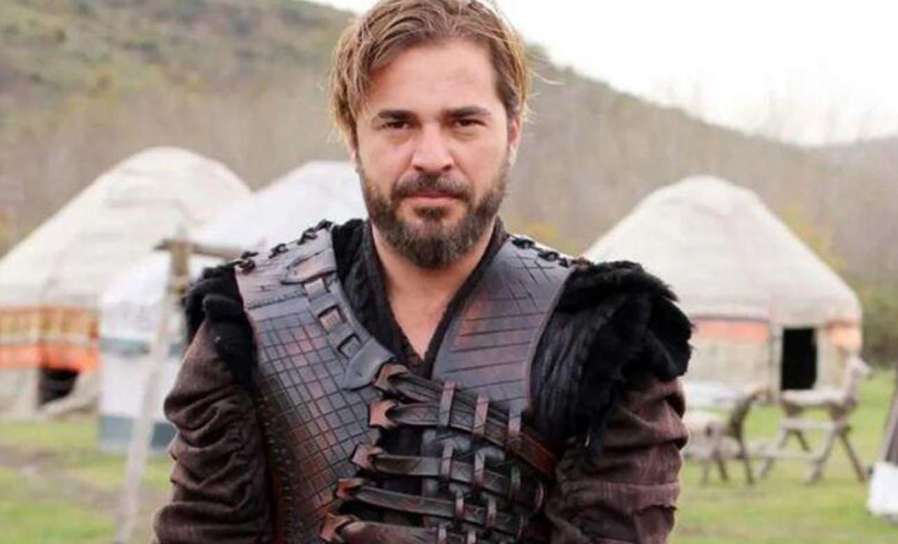 Engin Altan Düzyatan sette sakatlandı! Koltuk değneğiyle yürüyor ...