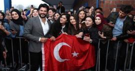 Burak Özçivit'i Türk bayrağıyla karşıladılar!