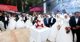 Fatma Şahin Gaziantep'te 50 çiftin nikahını kıydı!