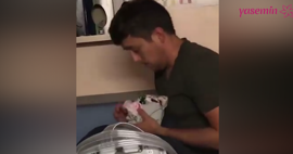 Kucağındaki bornozu yeni doğan bebeği zanneden uykulu baba!