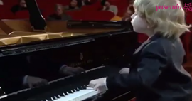 Küçük piyanist performans sergilerken kendinden geçtiği an!