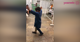 Afgan çocuğun protez bacak sevinci!