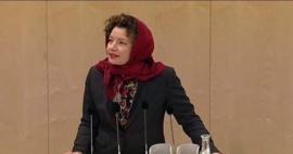 Avusturyalı Milletvekili Martha Bissmann başörtü yasağını Meclis'te protesto etti
