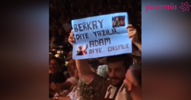Berkay'ın konserine giden Enes Arıkan'ın açtığı pankart güldürdü