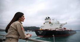 Kıyı Emniyeti'nin ilk kadın römorkör kaptanı Gizem Turan görevinin başında!