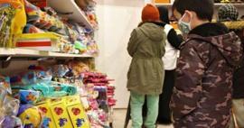 Kocaeli'de bulunan mağazada öksüz ve yetim çocuklar için ücretsiz satış yapılıyor