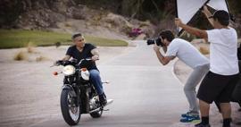 George Clooney yaşadığı motosiklet kazasında yapılan saygısızlığa isyan etti! 