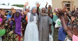 Gamze Özçelik Nijer'de bebeklerin yardımına koştu! Herkes onu konuşuyor...